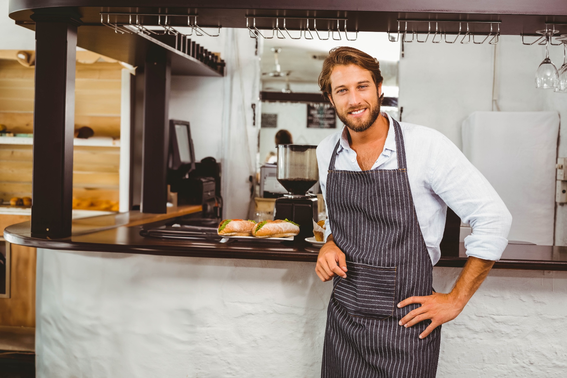 Dueño de cafetería con tablet
